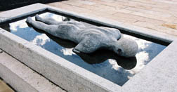 statue