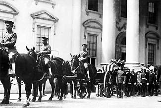 Harding's casket can be seen infront of the White House